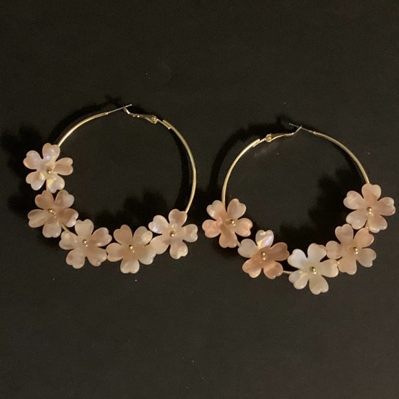 Jewelry - Flower Peddle large hoop earrings Simple & Fun